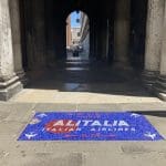 Pubblicità tra i piedi