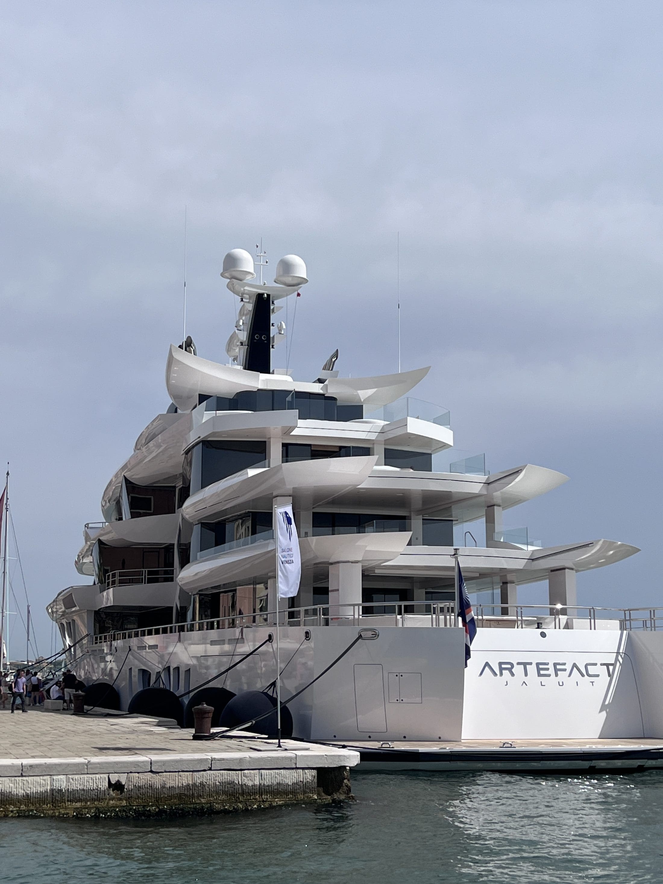 Artefact, lo yacht gentile