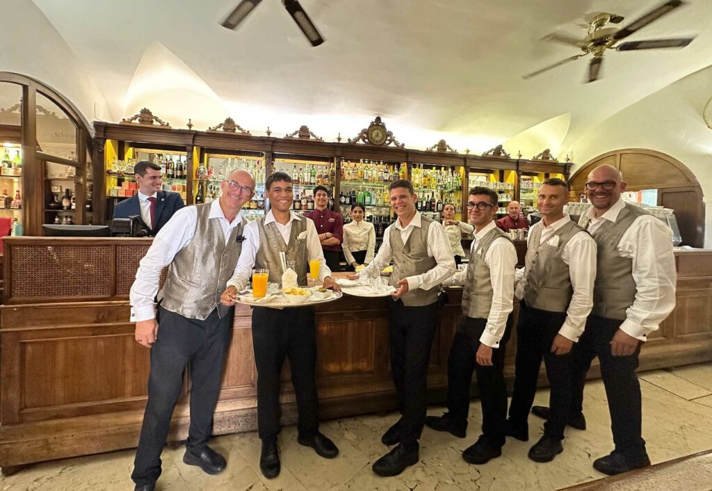 Caffè Florian, nuove divise camerieri