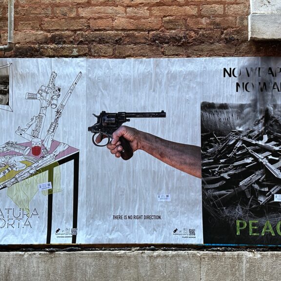Noweapons, manifesti, Chiamata alle arti, Venezia