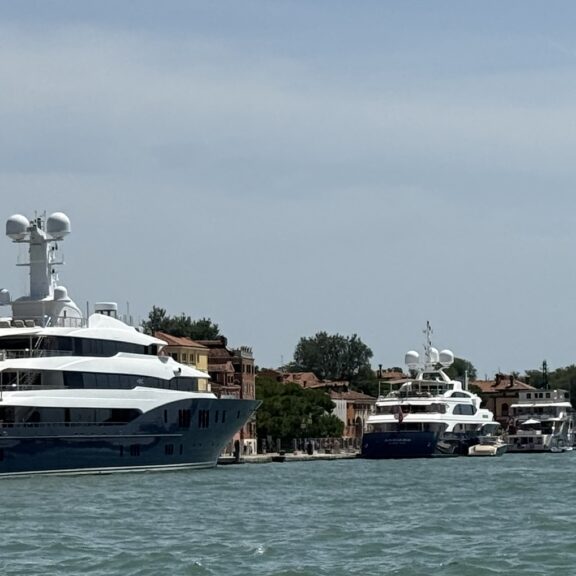 Mega yacht in Riva Sette Martiri Venezia
